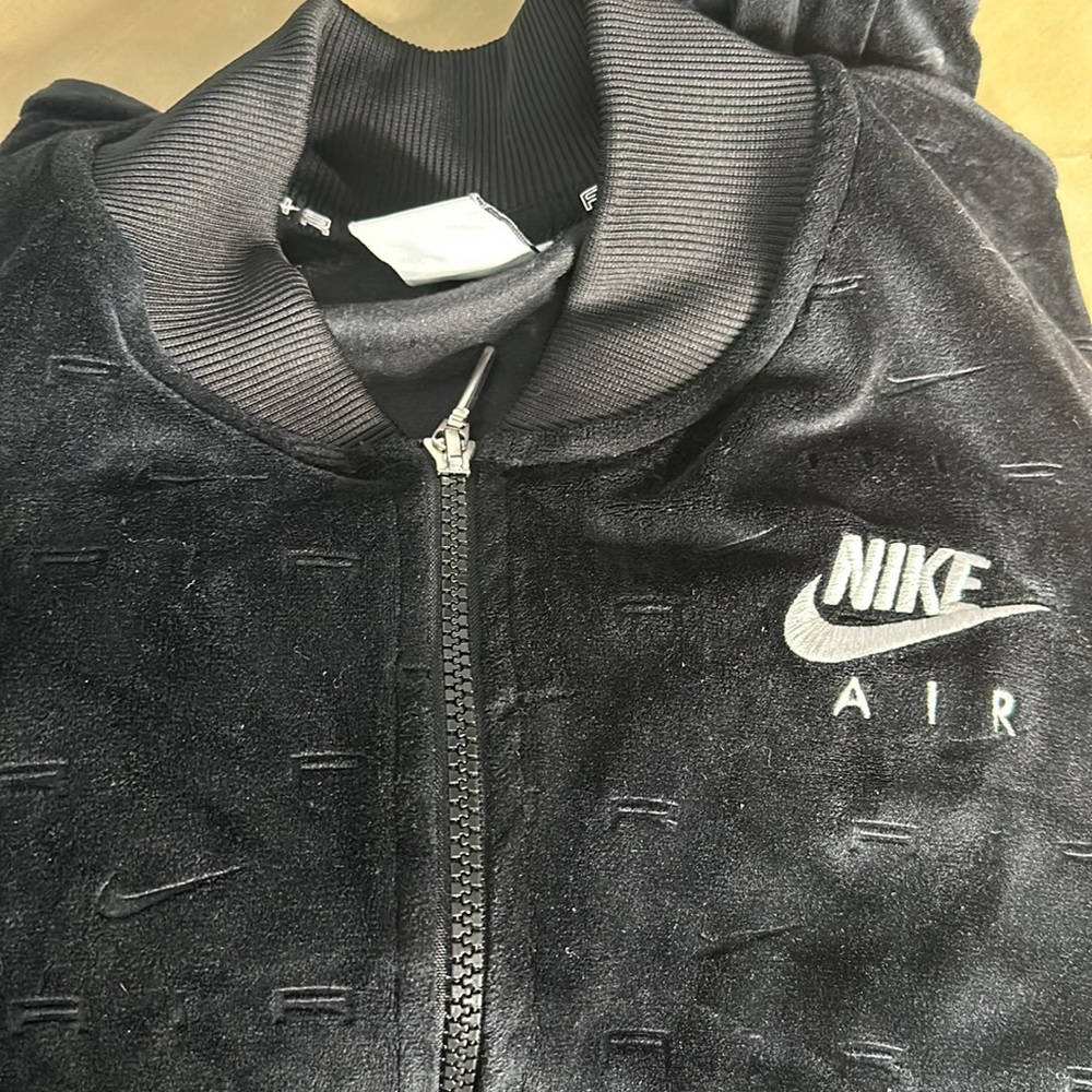 Nike air velour embossed jacket in black sz M front zipper , side welt pockets - Picture 7 of 7
